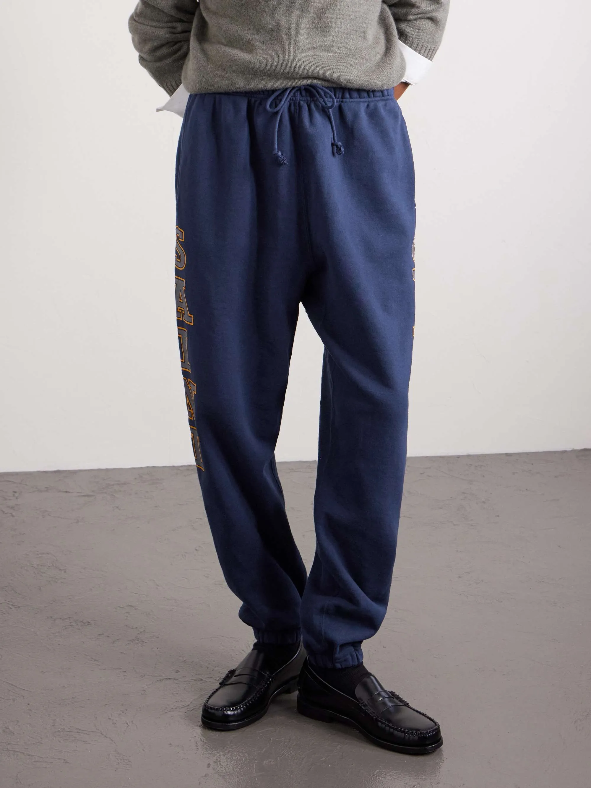 SAINT Mxxxxxx SWEAT PANTS/SAINT/NVY Reflective SAINT sweatpants Blue S-XL Original mold opening Loose tailoring Four needles and six lines boneless technology Top printing technology 3M reflective paste The best reflective effect in the industry Correct version Original consistent main mark/wash mark/cherub anti-counterfeiting